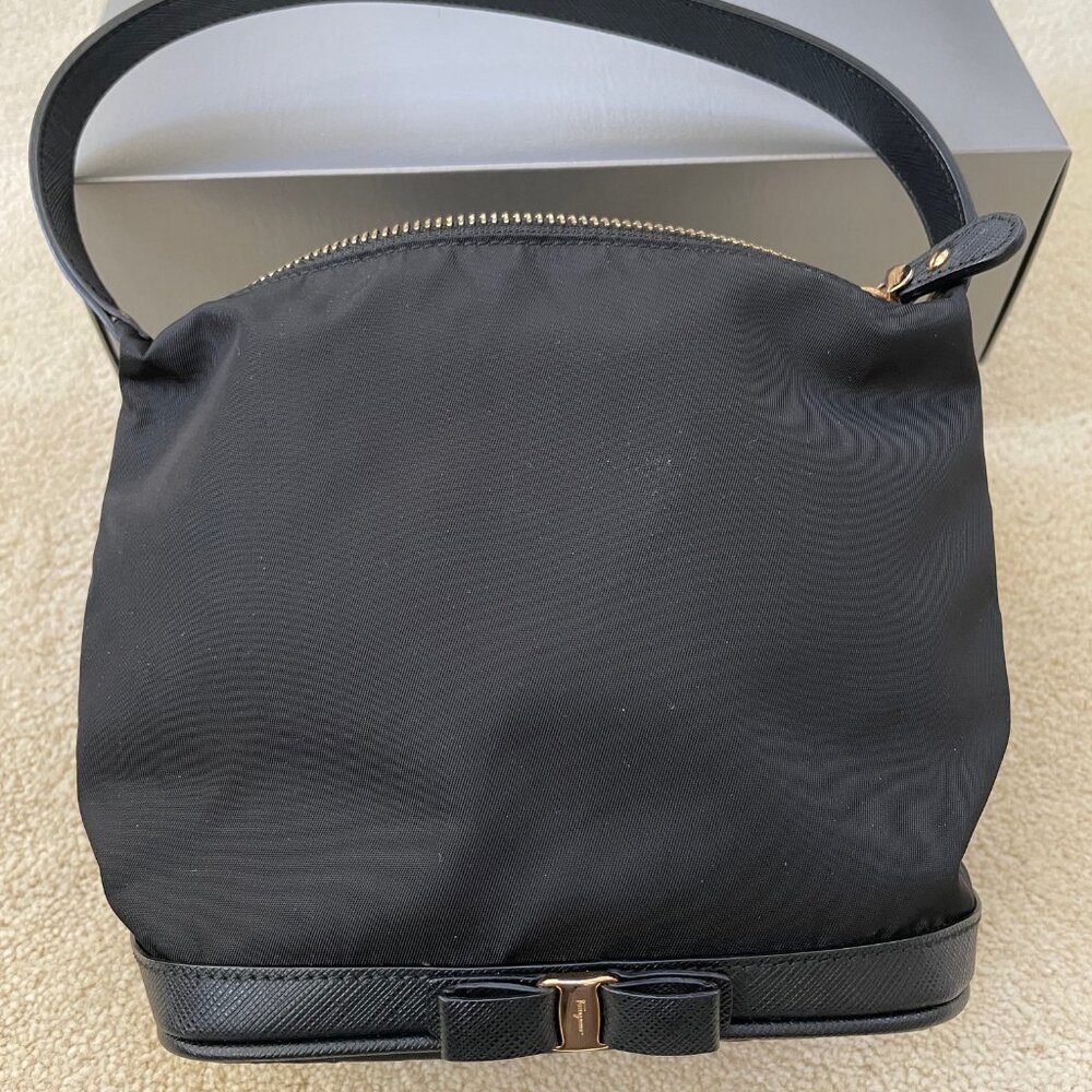 Salvatore Ferragamo Vara Bow shoulder Bag. Black color